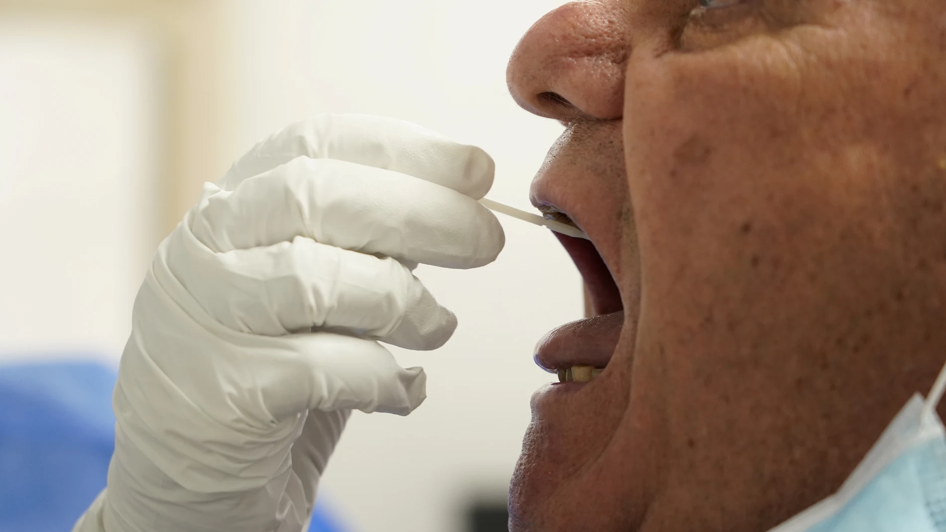 Un sanitario realiza un test PCR a un paciente Un sanitario realiza un test PCR a un paciente