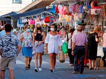 Varios vecinos recorren un mercado del centro de Reus