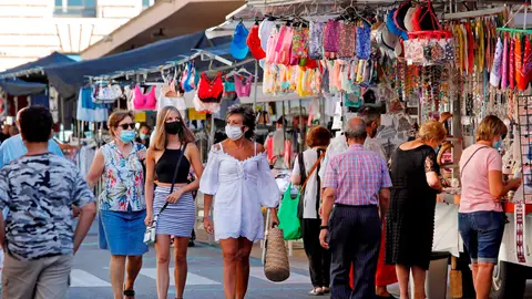 Varios vecinos recorren un mercado del centro de Reus Varios vecinos recorren un mercado del centro de Reus