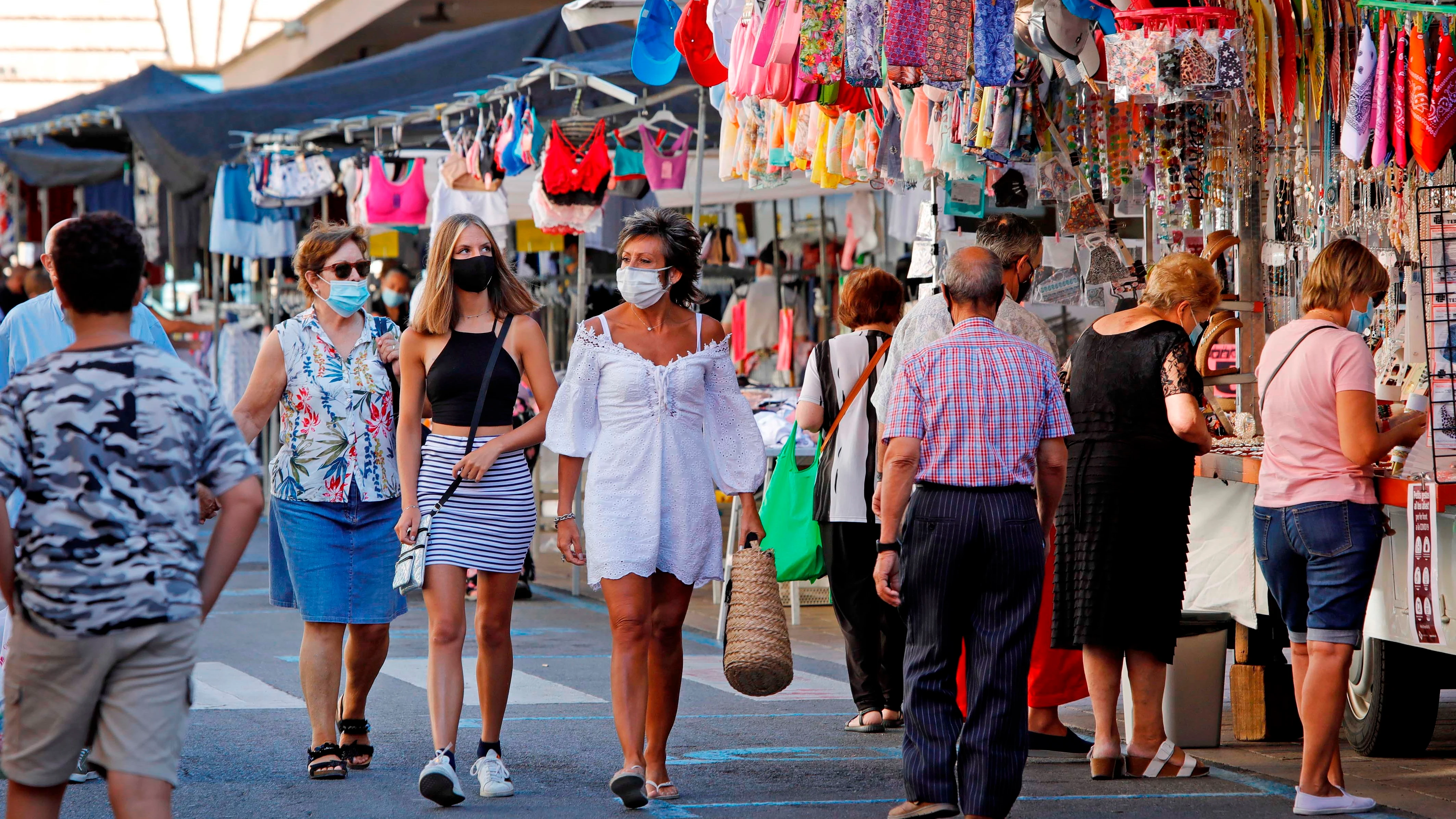 Varios vecinos recorren un mercado del centro de Reus Varios vecinos recorren un mercado del centro de Reus
