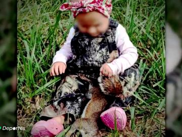 ¿Educación o aberración? La cazadora que caza con su hija de dos años