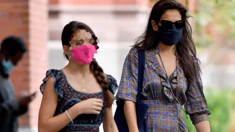 Madre e hija paseando muy cómplices SU GRAN PARECIDO