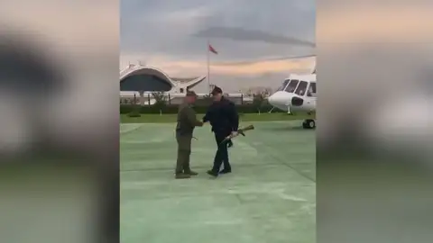 Lukashenko se deja ver con un rifle y un chaleco antibalas mientras continúan las protestas en Bielorrusia Lukashenko se deja ver con un rifle y un chaleco antibalas mientras continúan las protestas en Bielorrusia