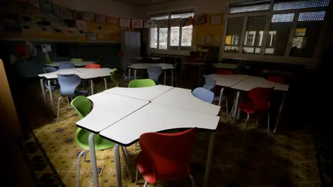 Un aula de un colegio vacía Vuelta al colegio en Madrid: miles de familias pendientes del plan que presenta hoy la Comunidad