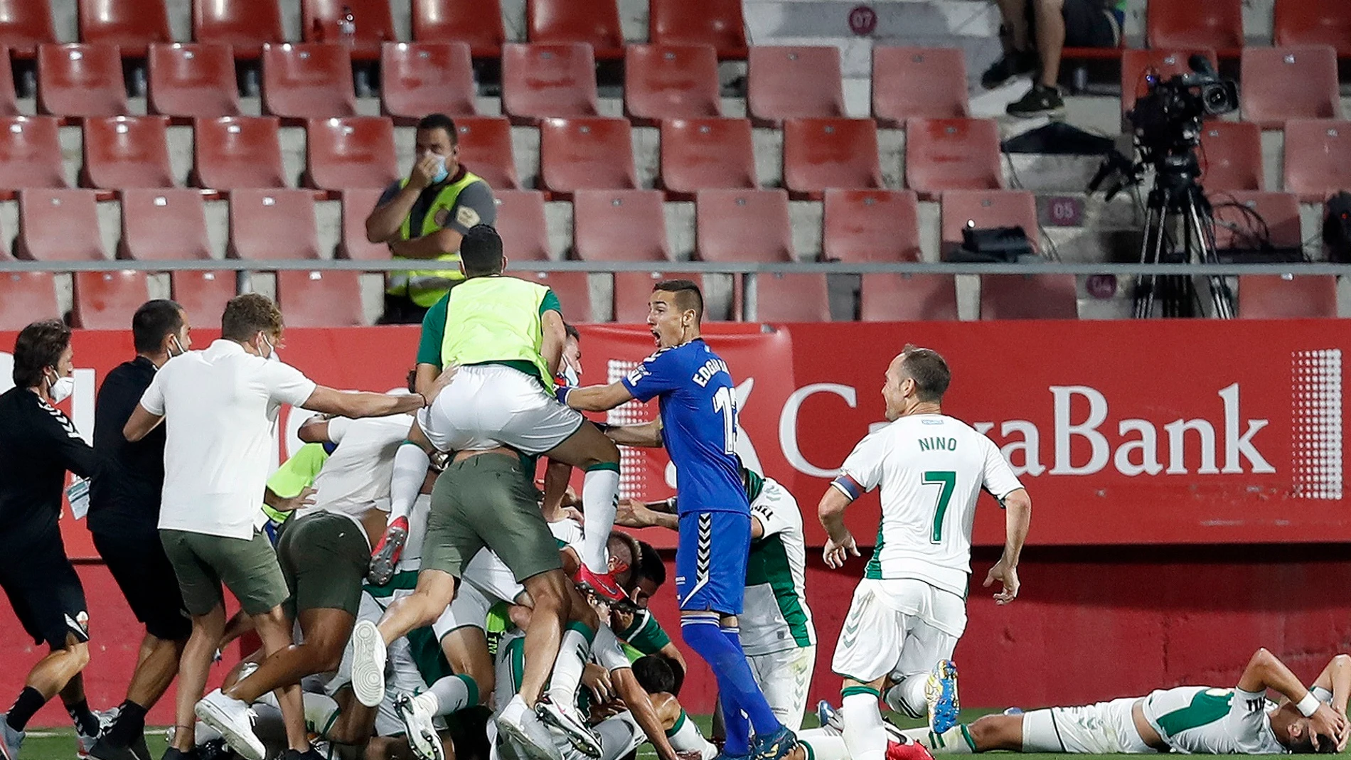 Los jugadores del Elche celebran el gol de Pere Milla Los jugadores del Elche celebran el gol de Pere Milla