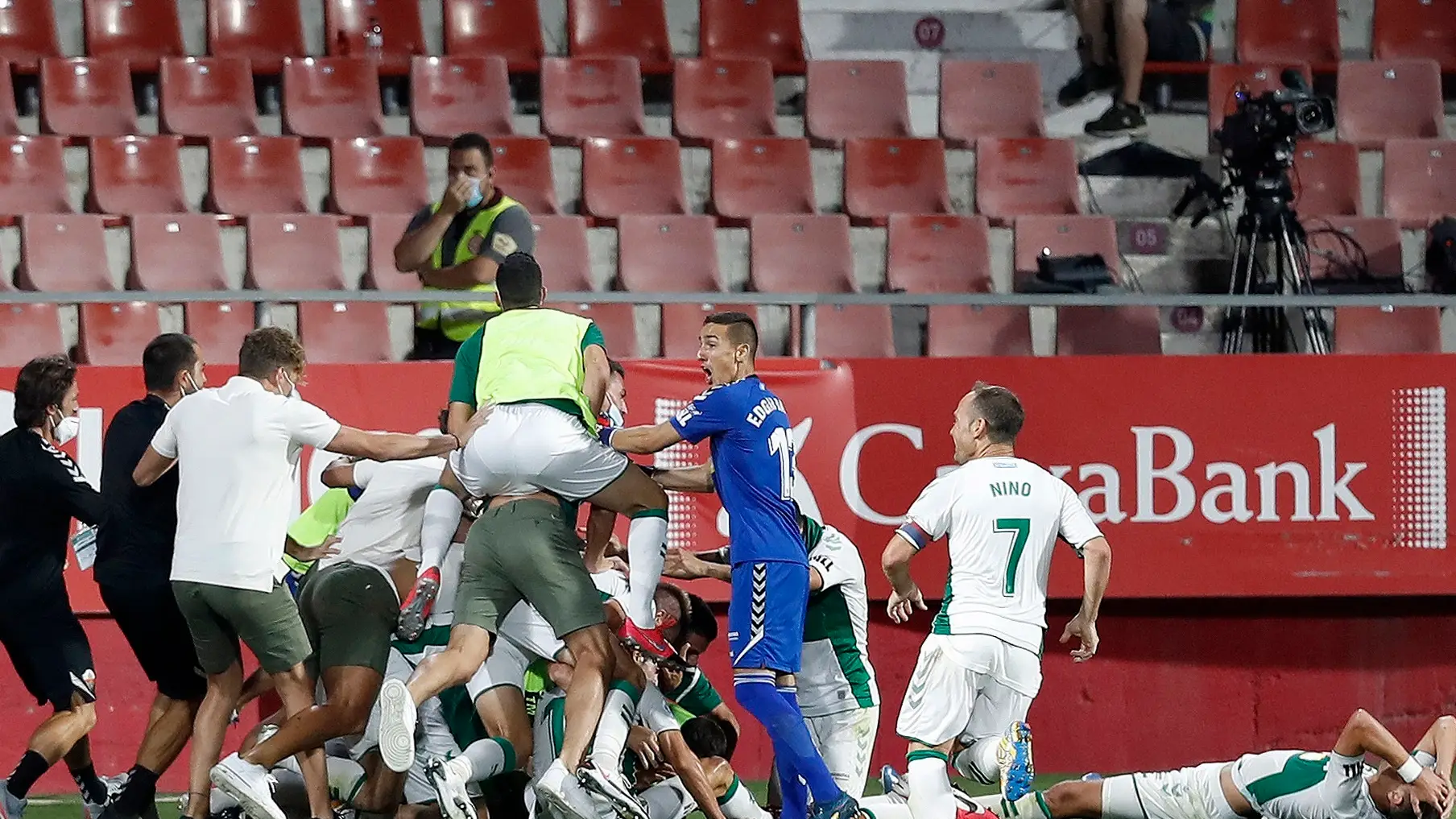 Los jugadores del Elche celebran el gol de Pere Milla Los jugadores del Elche celebran el gol de Pere Milla