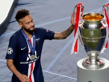 Neymar acaricia el trofeo de la Champions tras su derrota ante el Bayern