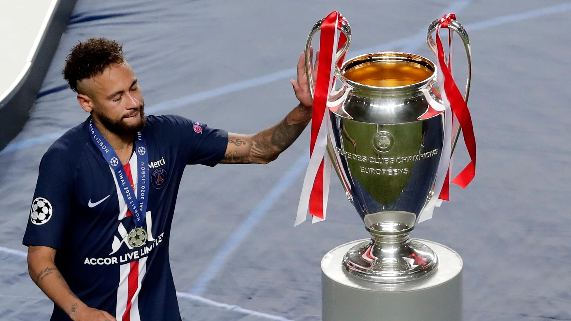 Neymar acaricia el trofeo de la Champions tras su derrota ante el Bayern Neymar acaricia el trofeo de la Champions tras su derrota ante el Bayern