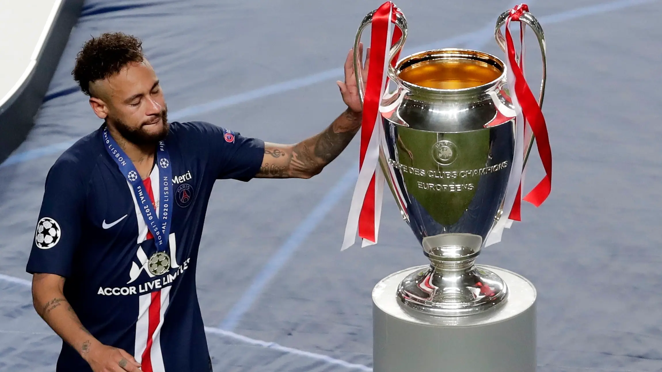 Neymar acaricia el trofeo de la Champions tras su derrota ante el Bayern Neymar acaricia el trofeo de la Champions tras su derrota ante el Bayern