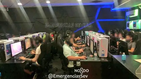 Desalojan a 28 personas de un local de videojuegos donde no se guardaba la distancia social contra el coronavirus Desalojan a 28 personas de un local de videojuegos donde no se guardaba la distancia social contra el coronavirus