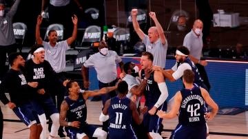 Luka Doncic celebra la victoria tras su triple ante los Clippers