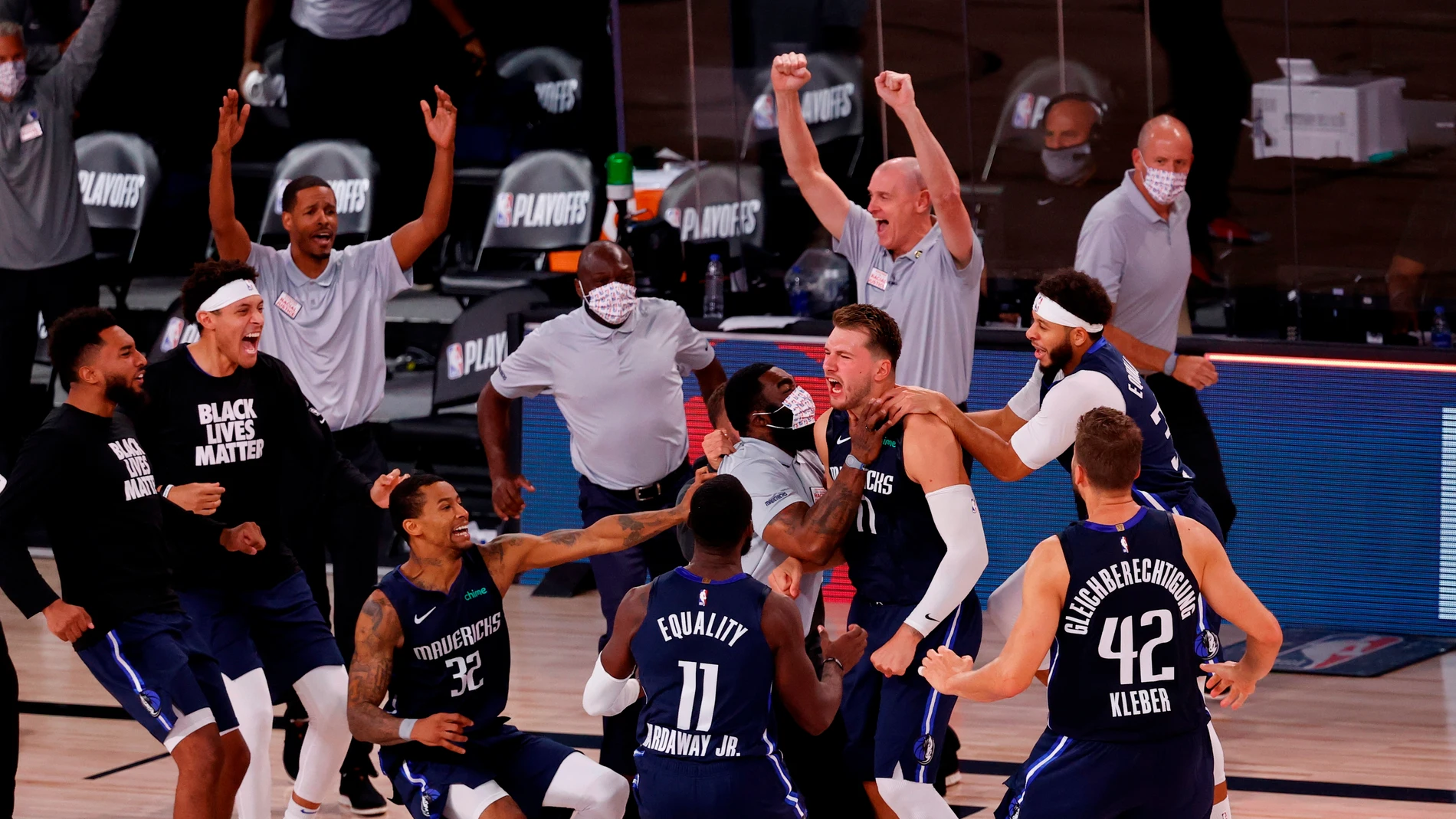 Luka Doncic celebra la victoria tras su triple ante los Clippers Luka Doncic celebra la victoria tras su triple ante los Clippers