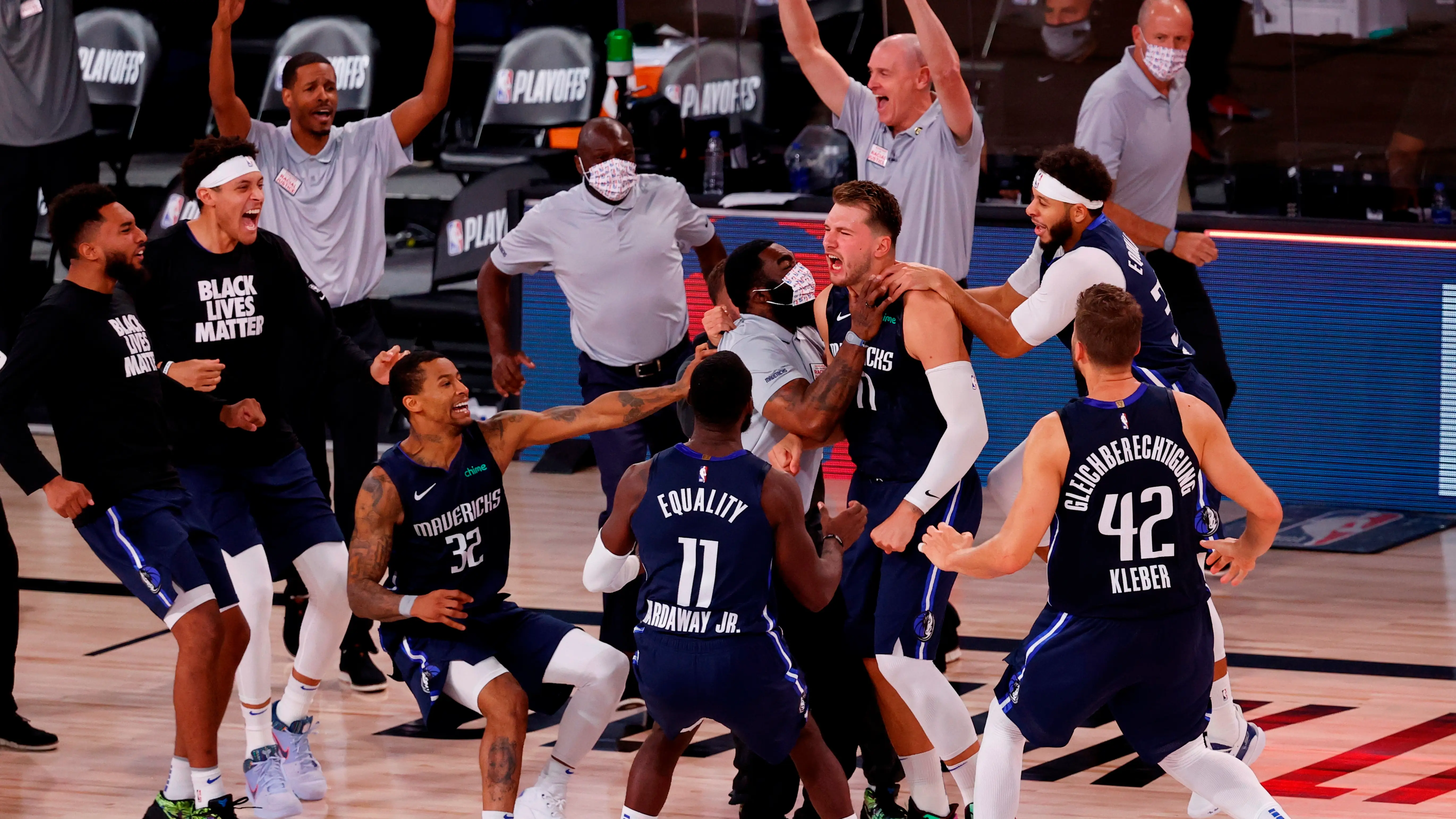 Luka Doncic celebra la victoria tras su triple ante los Clippers
