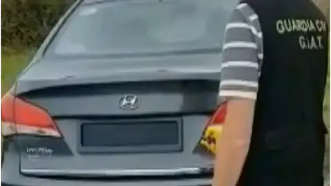 Detectan a un conductor que ocultaba la matrícula con un mando a distancia para librarse de las multas Detectan a un conductor que ocultaba la matrícula con un mando a distancia para librarse de las multas