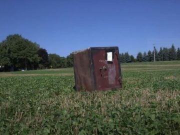 Aparece una enigmática caja fuerte en una granja en EEUU con un mensaje: "Si la abres, te quedas lo que hay dentro"