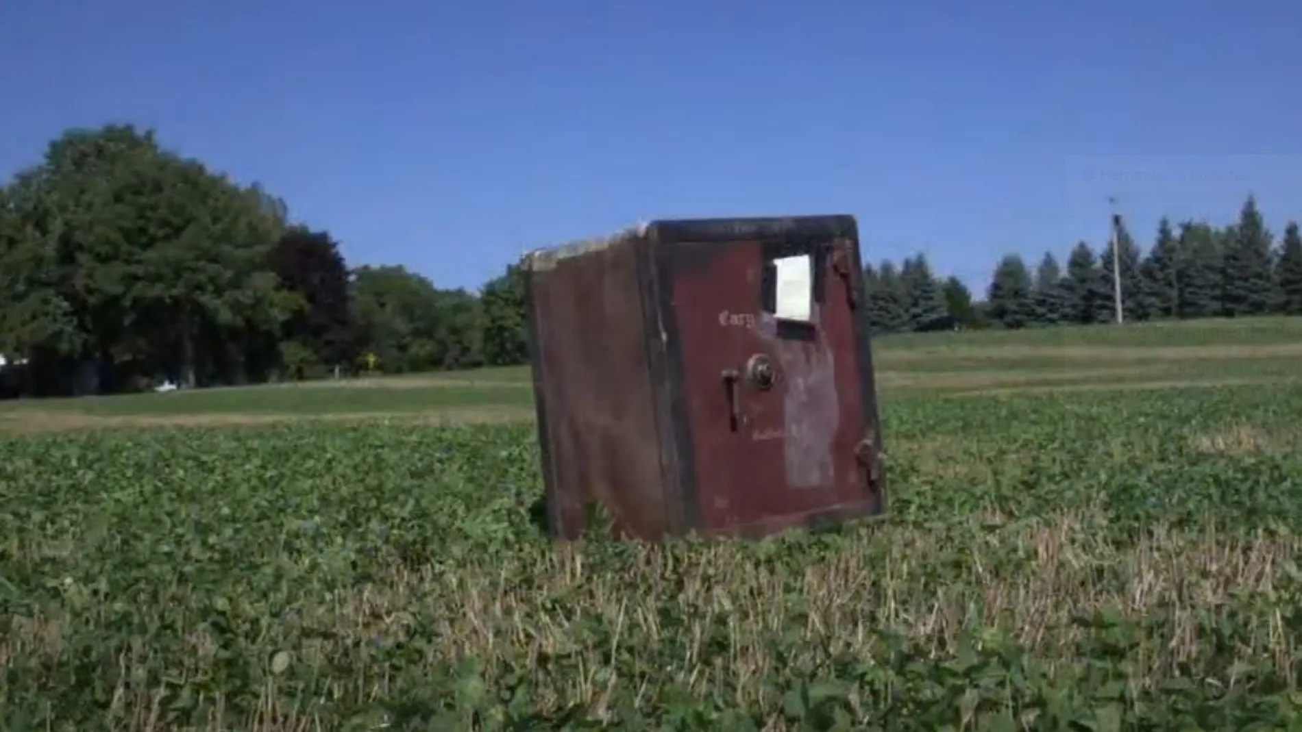 Aparece una enigmática caja fuerte en una granja en EEUU con un mensaje: "Si la abres, te quedas lo que hay dentro" Aparece una enigmática caja fuerte en una granja en EEUU con un mensaje: "Si la abres, te quedas lo que hay dentro"