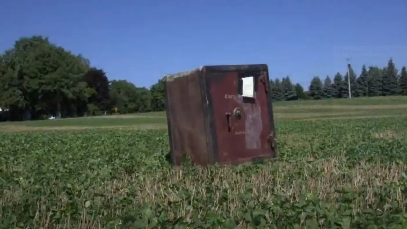 Aparece una enigmática caja fuerte en una granja en EEUU con un mensaje: "Si la abres, te quedas lo que hay dentro" Aparece una enigmática caja fuerte en una granja en EEUU con un mensaje: "Si la abres, te quedas lo que hay dentro"