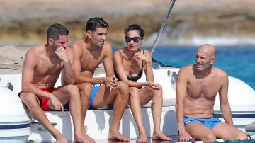 Zidane junto a su mujer y sus hijos, Luca, de rojo, y Enzo, de azul
