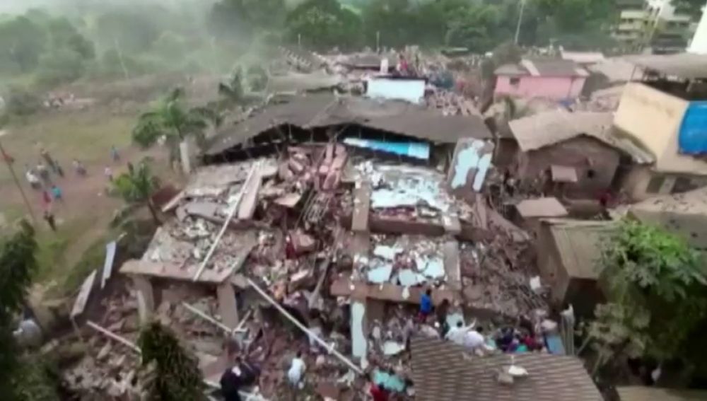 Al menos 90 atrapados bajo los escombros del un edificio que se ha derrumbado en Bombay, en la India