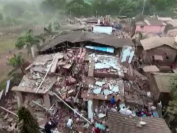 Al menos 90 atrapados bajo los escombros del un edificio que se ha derrumbado en Bombay, en la India