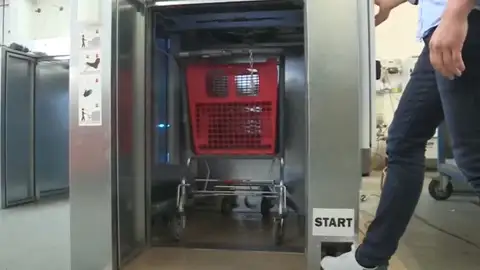 Una empresa belga crea un 'microondas gigante' para desinfectar los carros del supermercado de coronavirus Una empresa belga crea un 'microondas gigante' para desinfectar los carros del supermercado de coronavirus