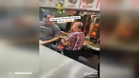 Una tienda de kebab en Australia se convierte en una fiesta rave incumpliendo las medidas contra el coronavirus Una tienda de kebab en Australia se convierte en una fiesta rave incumpliendo las medidas contra el coronavirus