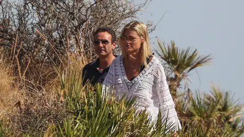 Enrique Ponce y Ana Soria durante su romántico paseo Enrique Ponce y Ana Soria durante su romántico paseo