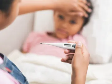 Niña con fiebre Niña con fiebre