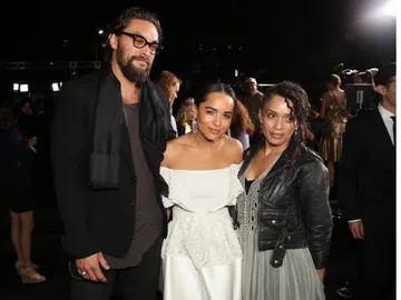 Jason Momoa, Zoe Kravitz y Lisa Bonet Jason Momoa, Zoe Kravitz y Lisa Bonet