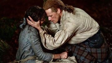 Caitriona Balfe y Sam Heughan como Claire y Jamie Fraser en 'Outlander'
