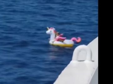 Rescate de una niña tras ser arrastrada en su flotador de unicornio