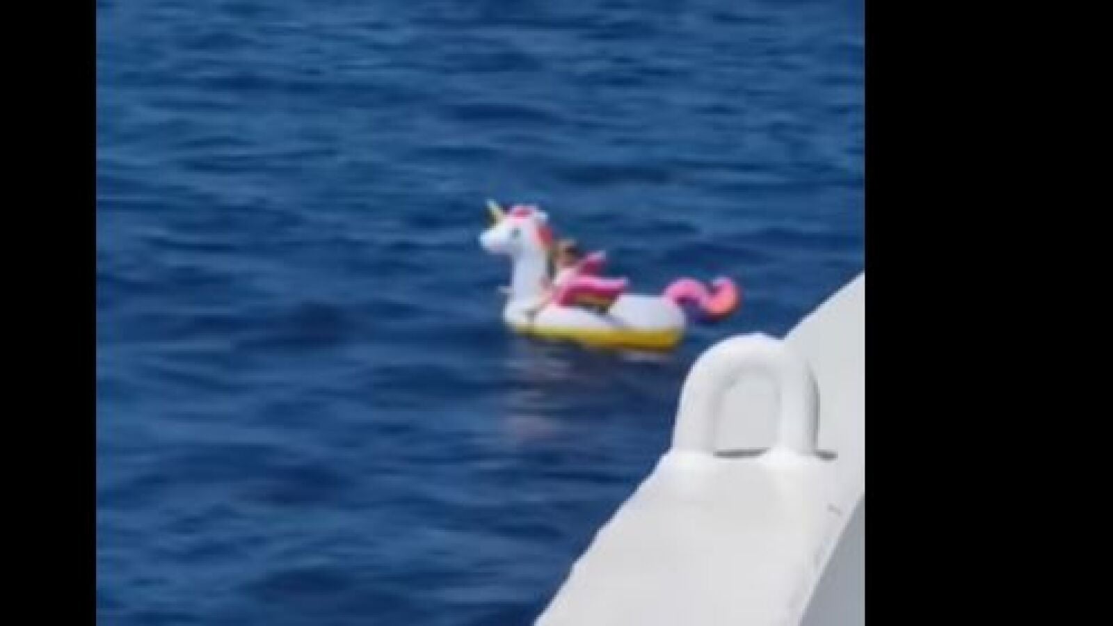 Un ferry rescata a una niña de cuatro años en un flotador de unicornio en Grecia