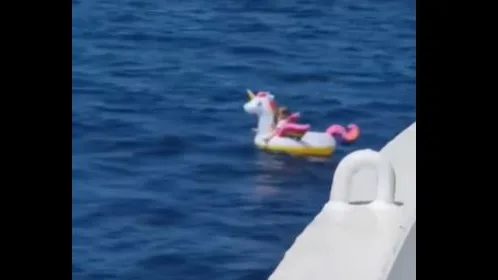 Rescate de una niña tras ser arrastrada en su flotador de unicornio Rescate de una niña tras ser arrastrada en su flotador de unicornio
