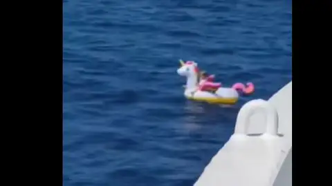 Rescatan a una niña arrastrada en su flotador de unicornio Rescatan a una niña arrastrada en su flotador de unicornio