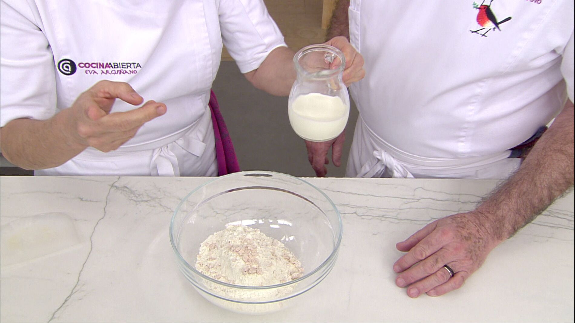 Consigue una masa homog&eacute;nea para elaborar unos bollos de carnaval exquisitos