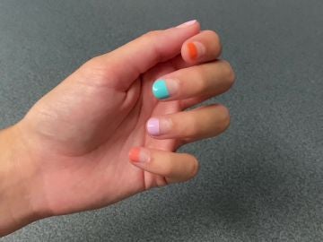 Cómo hacerte fácilmente la manicura half-dipped que triunfa este verano