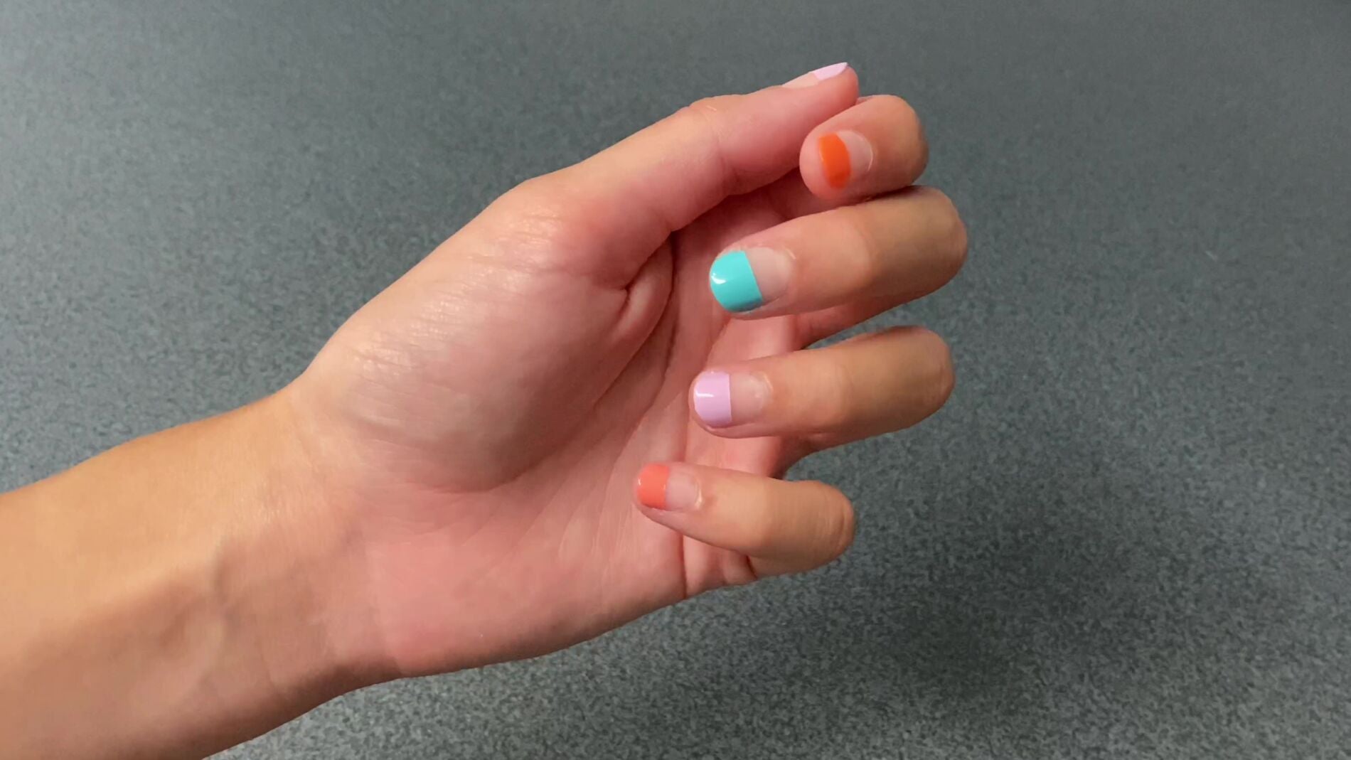 Cómo hacerte fácilmente la manicura half-dipped que triunfa este verano