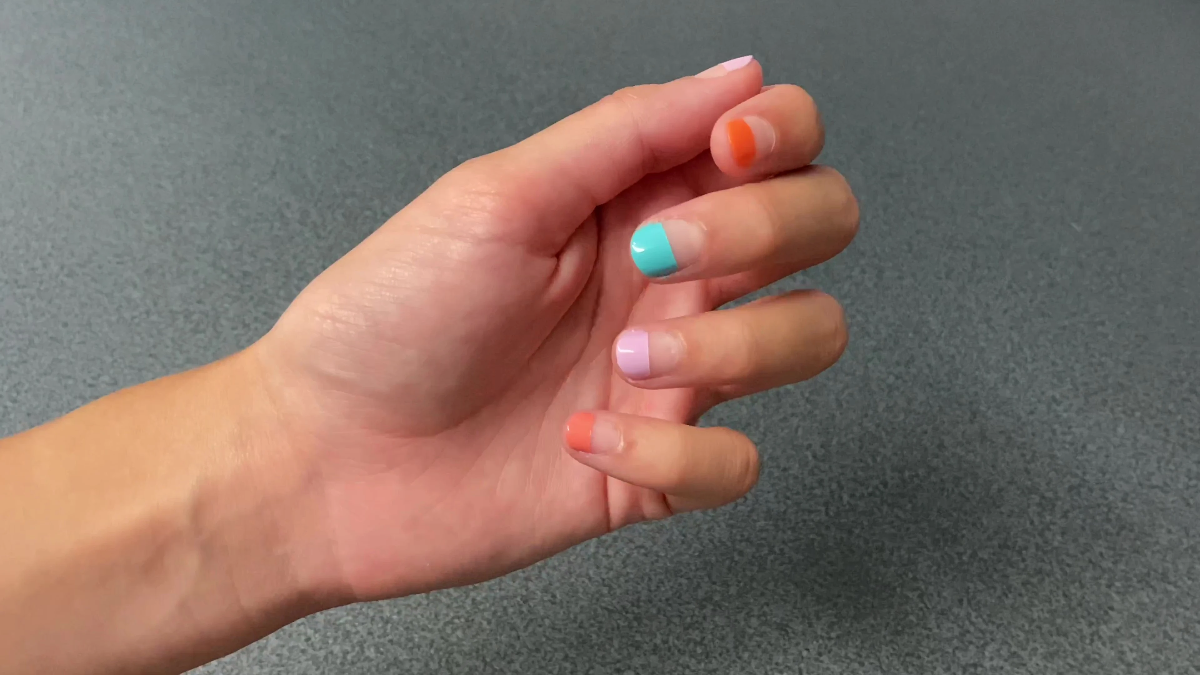 Cómo hacerte fácilmente la manicura half-dipped que triunfa este verano