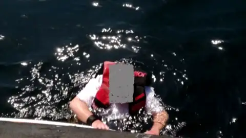 Rescatan a un británico en el mar tras pasar tres días a la deriva subido a una tabla de surf en Marbella Rescatan a un británico en el mar tras pasar tres días a la deriva subido a una tabla de surf en Marbella