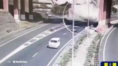 Espectacular vuelco de un camión hormigonera en Gran Canaria