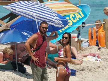 Lara Álvarez y su nueva ilusión en la playa de Formentera Lara Álvarez y su nueva ilusión en la playa de Formentera