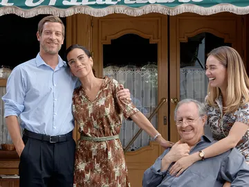 Itziar Miranda, Manu Baqueiro y José Antonio Sayagués han querido sorprender a Paula Usero y Carol Rovira en su adiós Itziar Miranda, Manu Baqueiro y José Antonio Sayagués han querido sorprender a Paula Usero y Carol Rovira en su adiós