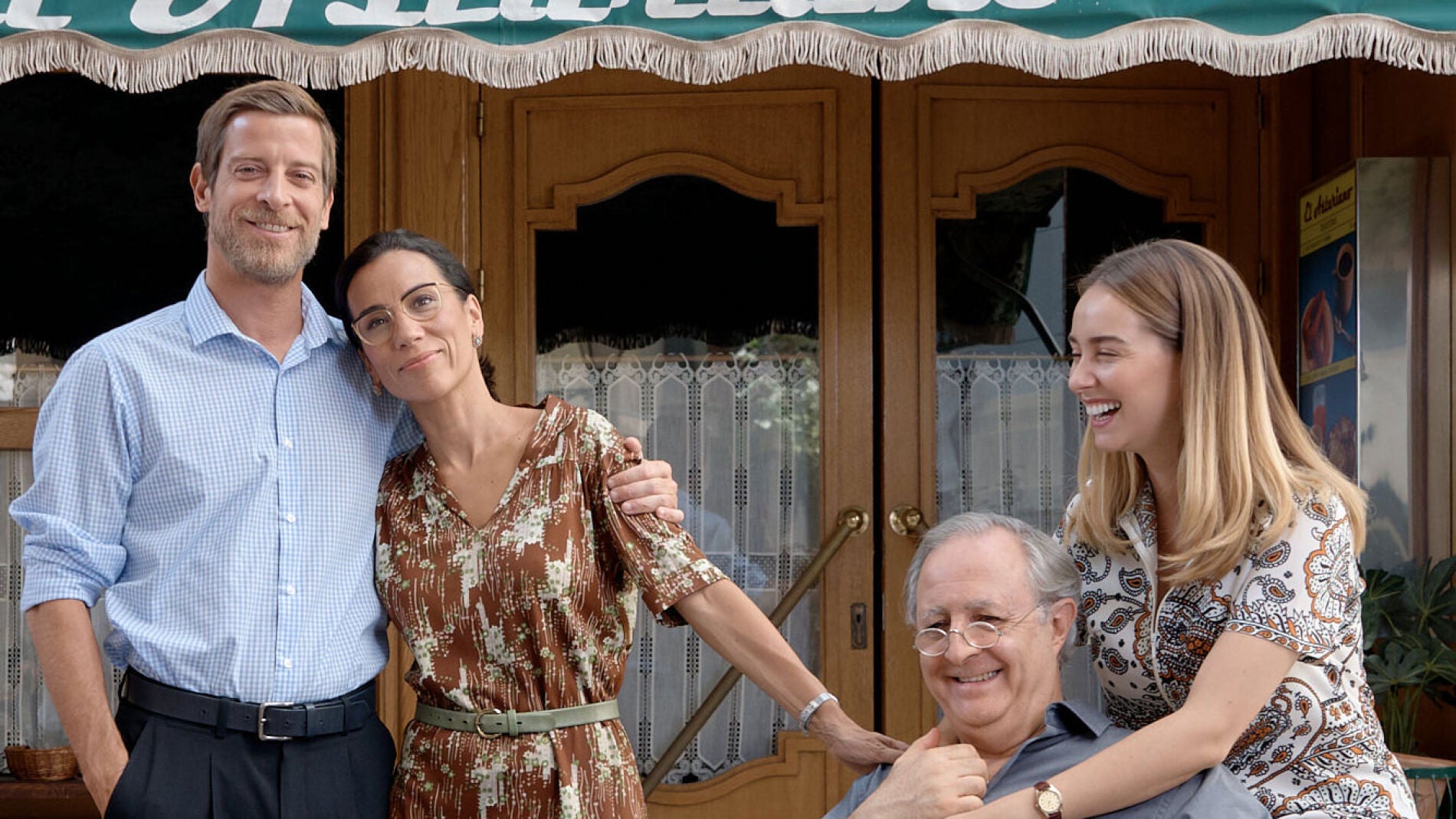 Itziar Miranda, Manu Baqueiro y Jos&eacute; Antonio Sayagu&eacute;s han querido sorprender a Paula Usero y Carol Rovira en su adi&oacute;s