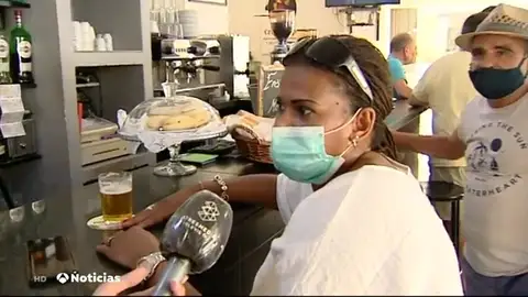 Detienen a una mujer por agredir, insultar y escupir a los clientes de un bar en Huelva Detienen a una mujer por agredir, insultar y escupir a los clientes de un bar en Huelva