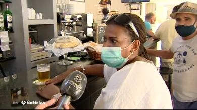 Detienen a una mujer por agredir, insultar y escupir a los clientes de un bar en Huelva