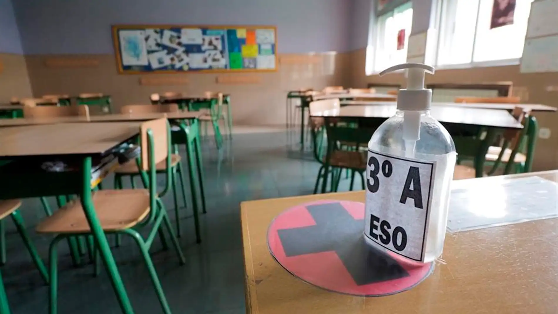 Gel hidroalcohólico en el aula de un colegio