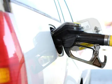 Imagen de un vehículo repostando gasolina Imagen de un vehículo repostando gasolina