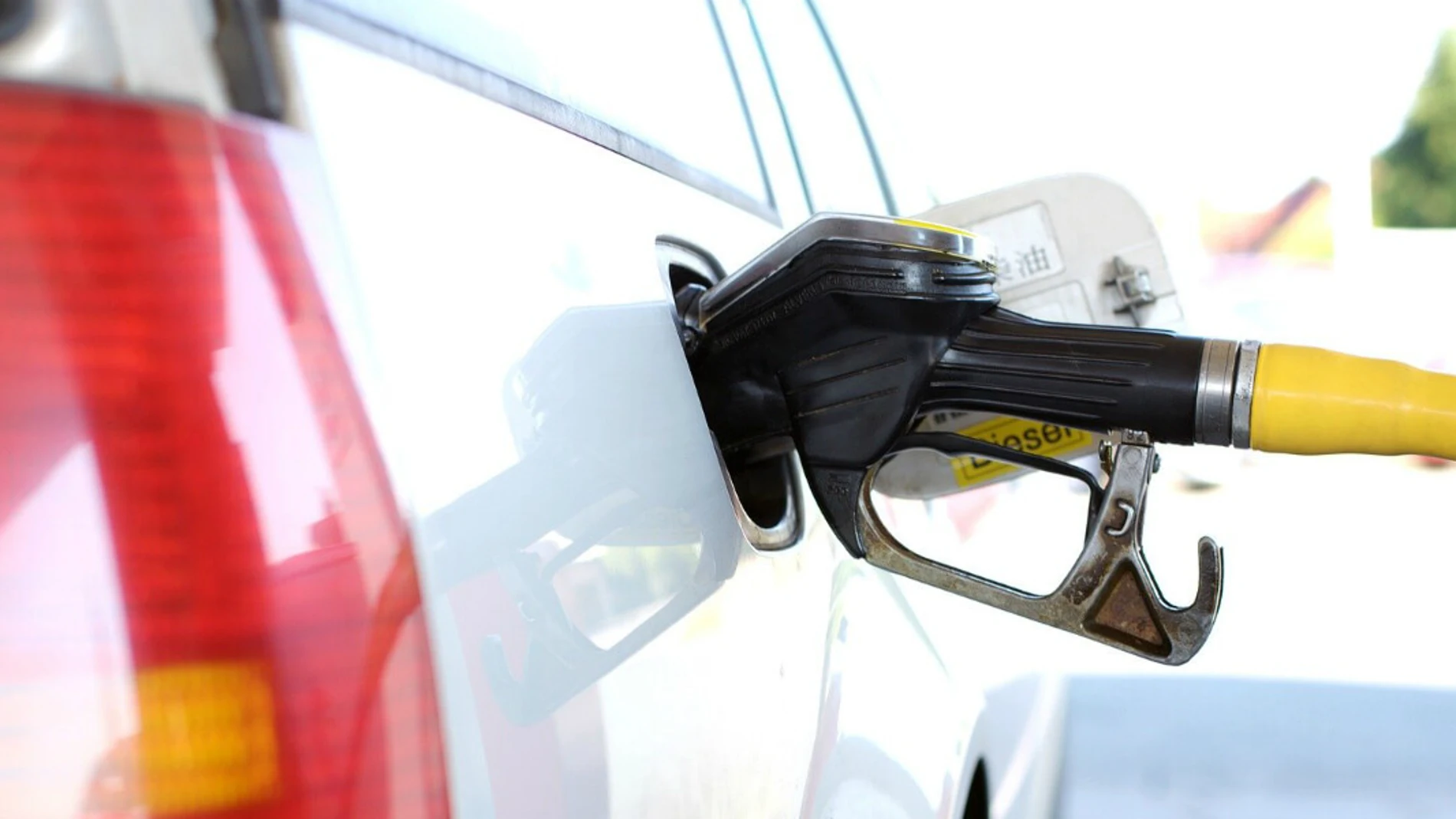 Imagen de un vehículo repostando gasolina Imagen de un vehículo repostando gasolina