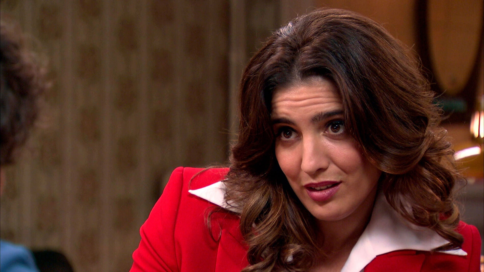 Irene trata de embaucar a Galán para acabar con Armando 