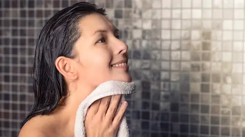 Mujer secándose después de la ducha con una toalla Mujer secándose después de la ducha con una toalla